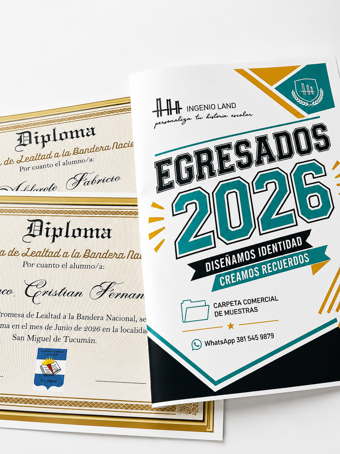 Carpeta de muestras Egresados 2026 junto a diplomas personalizados de Ingenio Land